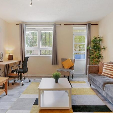 The Serene 2-Bedroom Flat W Free Street Parking Sutton  Luaran gambar
