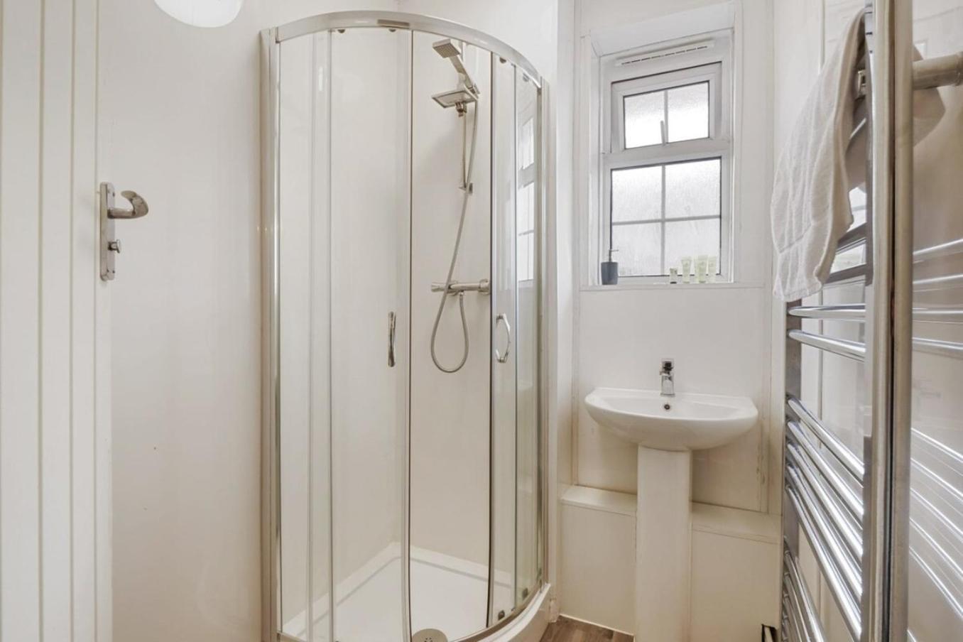 The Serene 2-Bedroom Flat W Free Street Parking Sutton  Luaran gambar