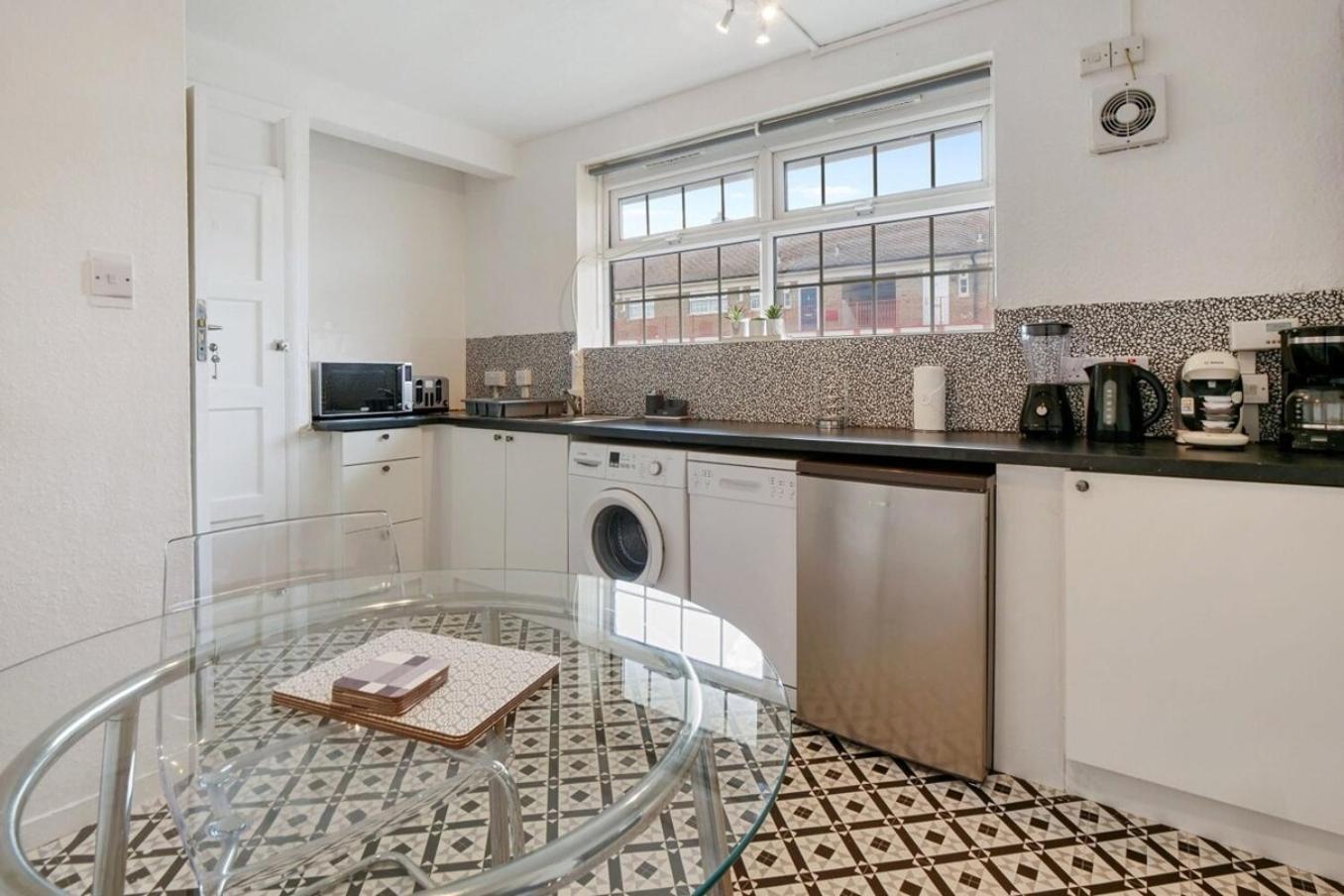 The Serene 2-Bedroom Flat W Free Street Parking Sutton  Luaran gambar